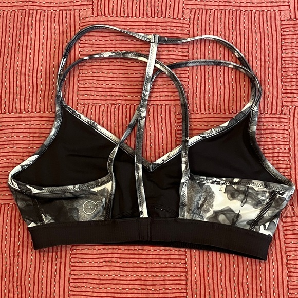 Puma women’s medium Black and Gray Floral Sports Bra - Picture 9 of 10